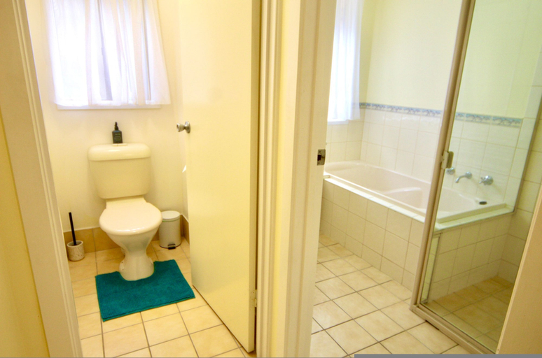 Room 2, Lakeside Getaway - 4BR Jetty Wi-fi Waterfront, Victor Harbor