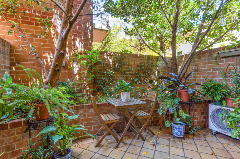 Others 5, Spacious 2-Bed Townhouse with a Lush Courtyard, Sydney