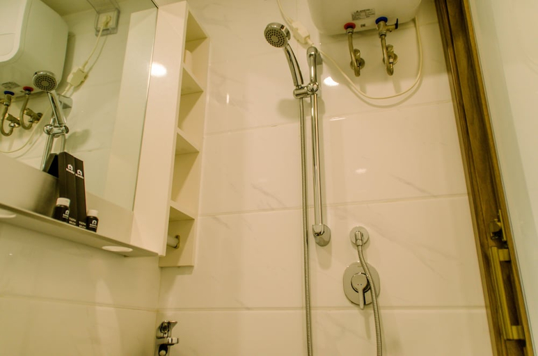 Bathroom 2, Cozy and Minimalist Studio at Sky House BSD Apartment, Tangerang Selatan