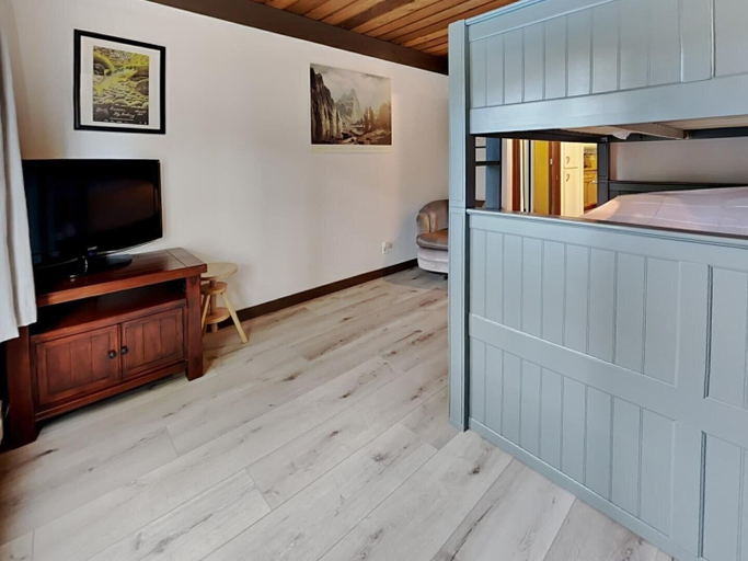 Room 2, Slopeside Condo with Fireplace, Mono