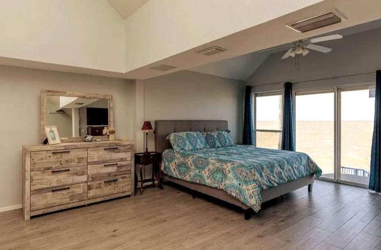 Room 5, Bayside Paradise 4BR Home w Patio Games Room, Cameron