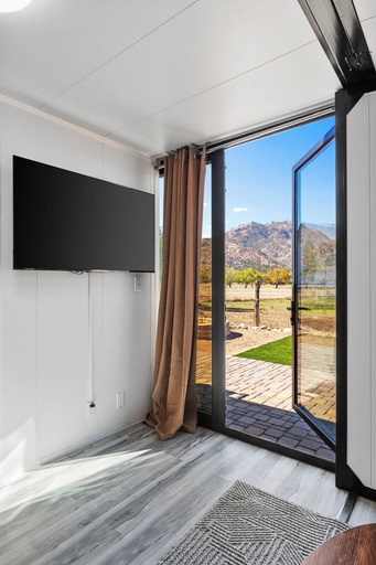 Room 3, Zebra Ranch 2-br Tiny Home Mtn View Trails Brbq, Yavapai
