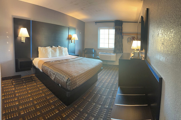 Bedroom 2, Coratel Inn and Suites by Jasper Stillwater, Washington