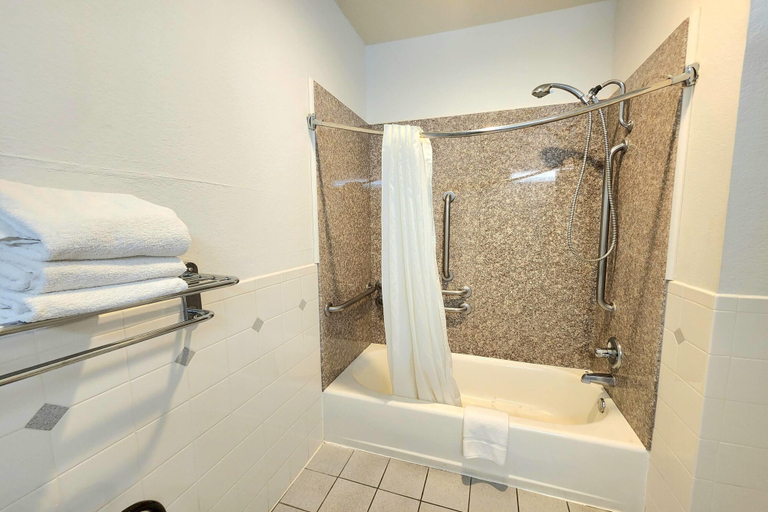 Bathroom 4, Days Inn by Wyndham Navasota, Grimes