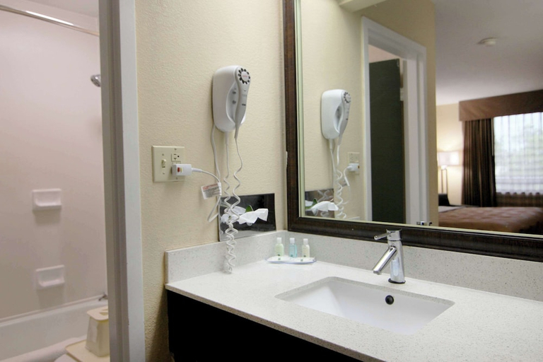 Bathroom 4, Quality Inn & Suites Franklin, Franklin