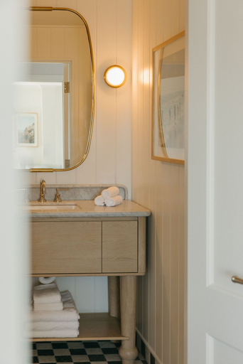 Bathroom 5, Bay Shores Peninsula Hotel, Orange