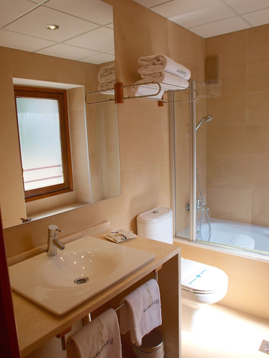 Bathroom, Hotel Santa Cristina, Huesca