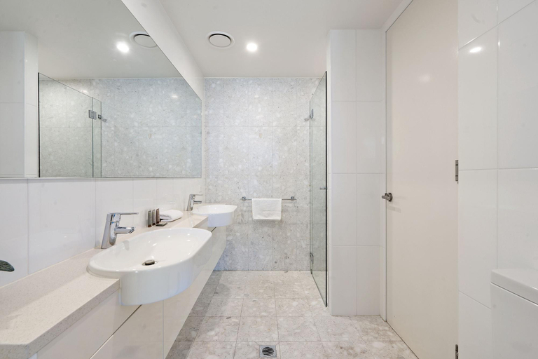 Clothes dryer, Spacious Lakefront Apartment with Pool Access, Canberra