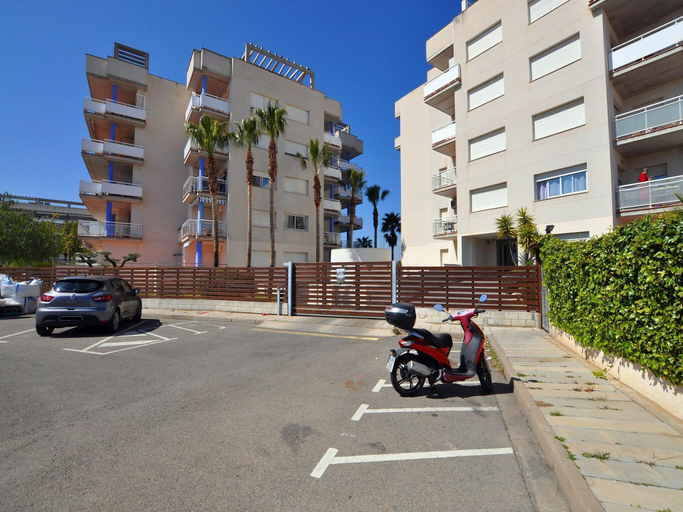 3, Apartment in Roses with large terrace, Girona