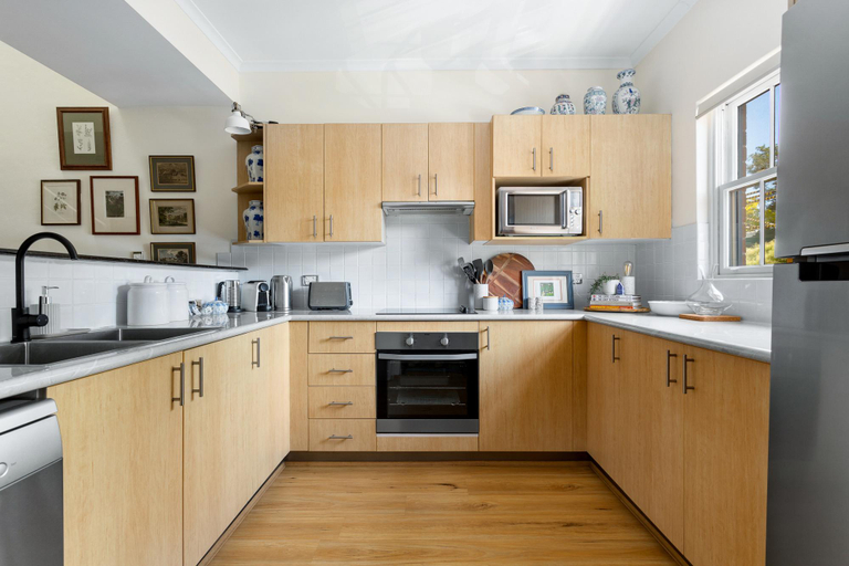 Others 5, Spacious 2-Bed Townhouse with a Lush Courtyard, Sydney