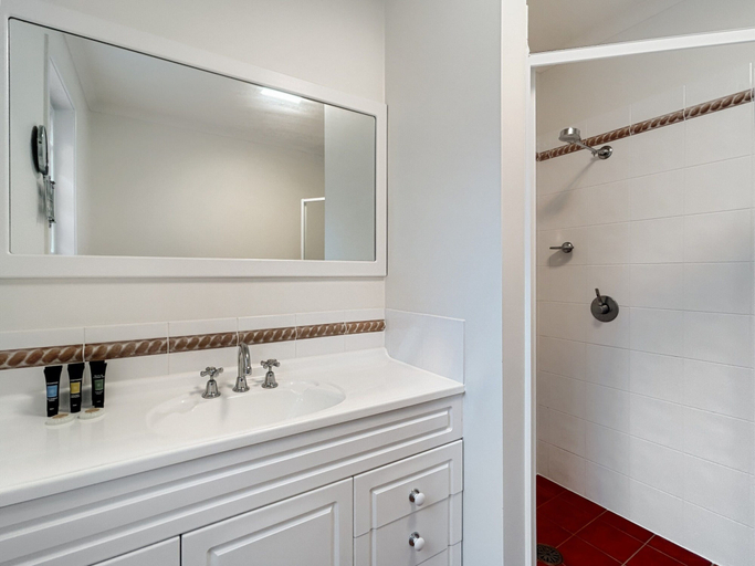 Bathroom 4, Spacious 4-bed Home With Coastal Charm, Eurobodalla
