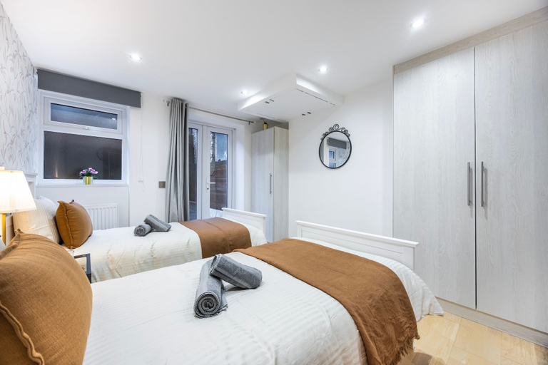 Room 3, 3 Bedroom Apartment by River Thames, London