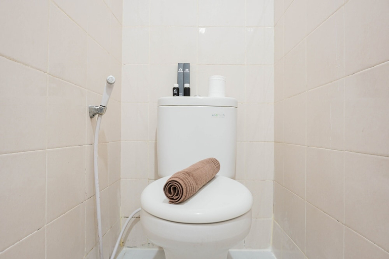 Bathroom, Cozy and Simply Studio Titanium Square Apartment, East Jakarta