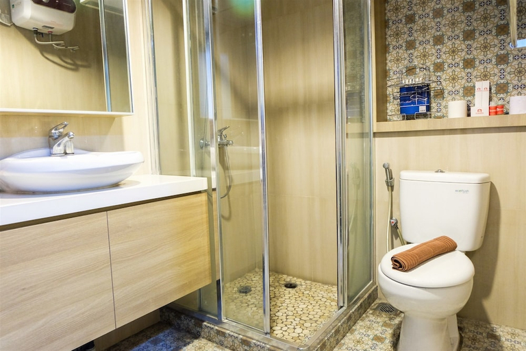 Bathroom 4, Amazing 2BR with City View The Wave Apartment By Travelio, Jakarta Selatan