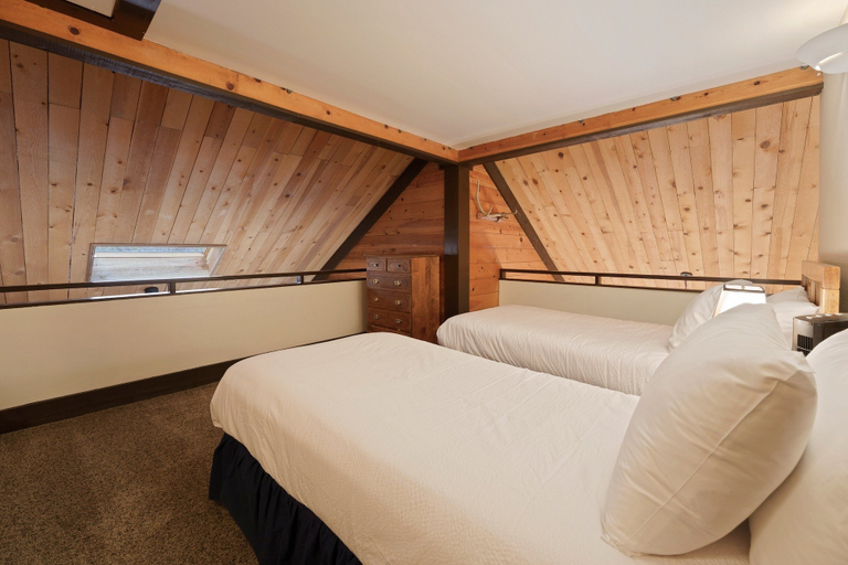 Room 2, Pole House 10 2 Bedroom Cabin, Deschutes