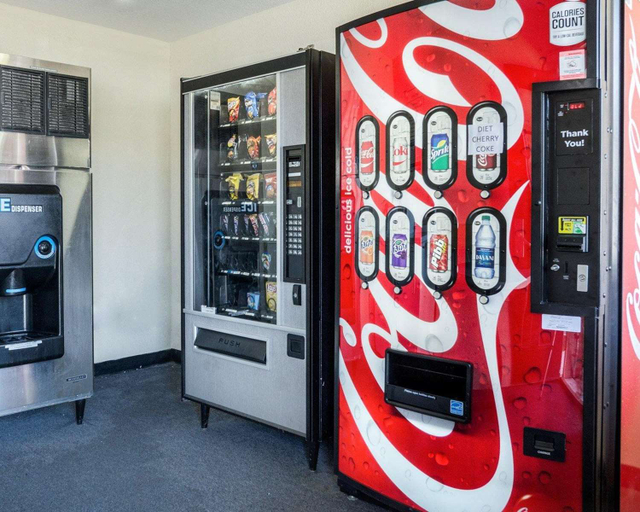 Food & Drinks 5, Econo Lodge University, Douglas
