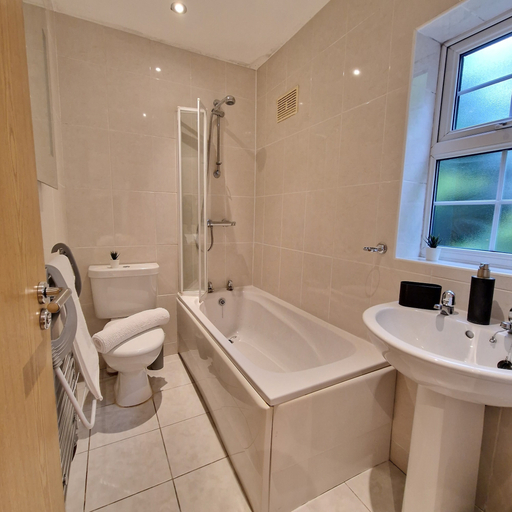 Bathroom 2, 2-Bedroom with Free Parking in Coventry, Coventry