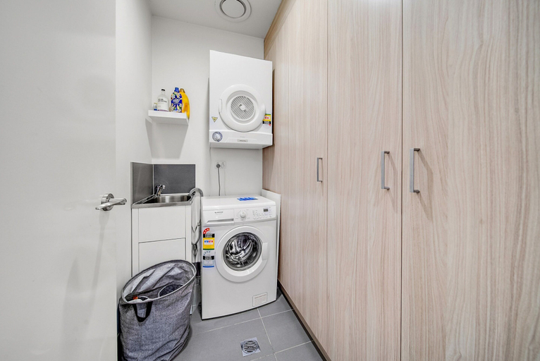 Bathroom 3, Mountain View City Center Apartment With BBQ, Canberra