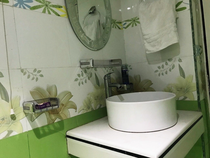 Bathroom 5, Grand Palace Hotel, Lahore