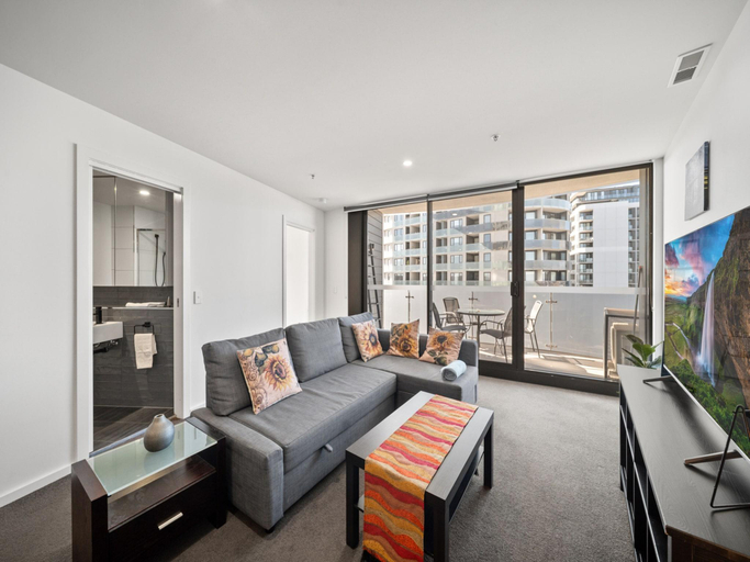 5, Light-filled 1-bed Apartment With Pool & Gym, Canberra