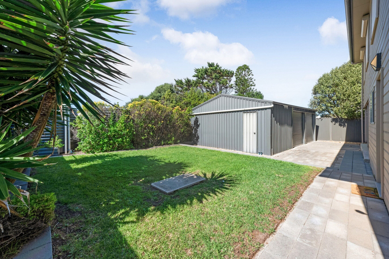 Property grounds, Spacious 3-bed Ground Level Beachside Stay, Alexandrina - Coastal