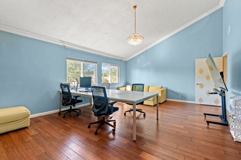 Room 4, Spacious 4BR Family Retreat w Private Pool, Los Angeles