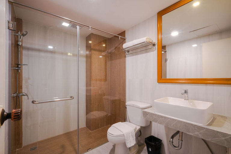 Bathroom 4, Shagwell Mansions Pattaya, Pattaya