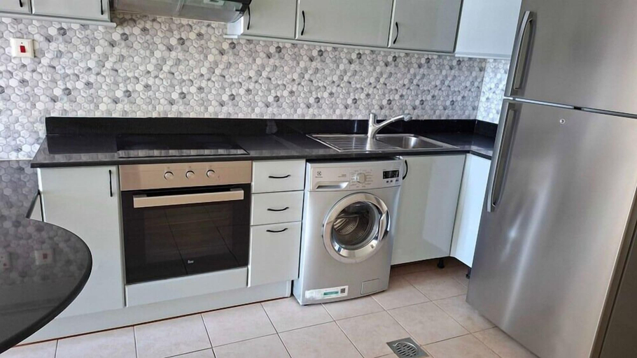 Room 3, Spacious 2 bedroom Apt Near Marina Tram, Dubai
