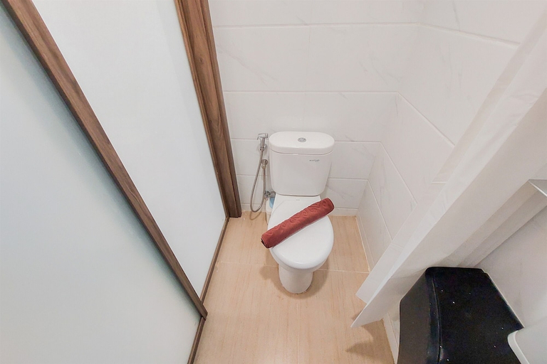 Bathroom 2, Simply And Restful Studio Apartment At Sky House Bsd, Tangerang Selatan