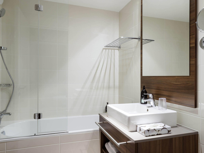 Bathroom 5, Aparthotel Adagio la Défense Courbevoie, Hauts-de-Seine