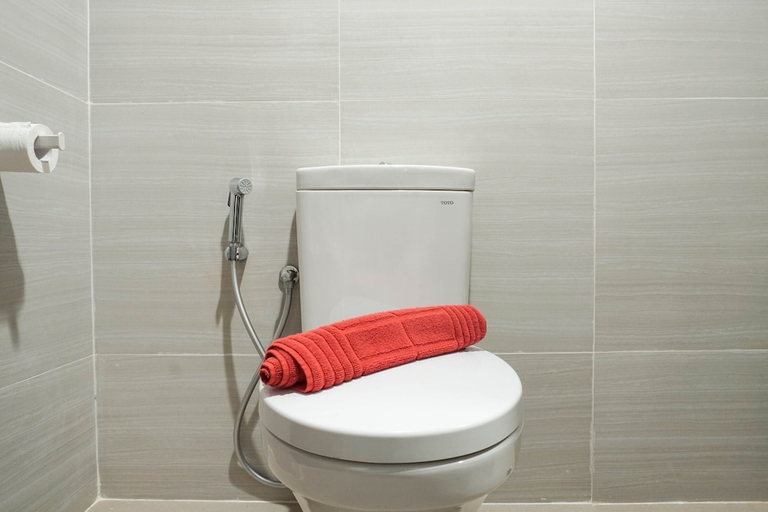 Bathroom 2, Elegant Studio at West Vista Apartment with City View, Jakarta Barat