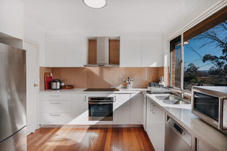 Private kitchen 5, Restful Canberra Retreat in Spacious Terrace Home, Canberra