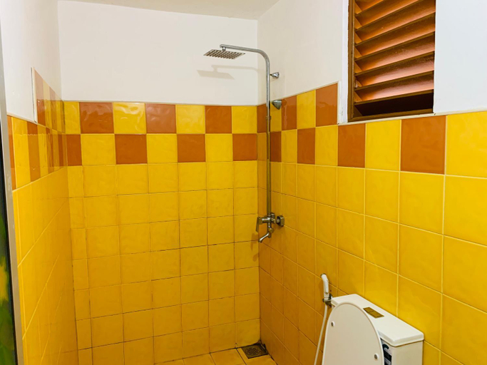 Bathroom 2, Calidan Guest Hotel, Weligama
