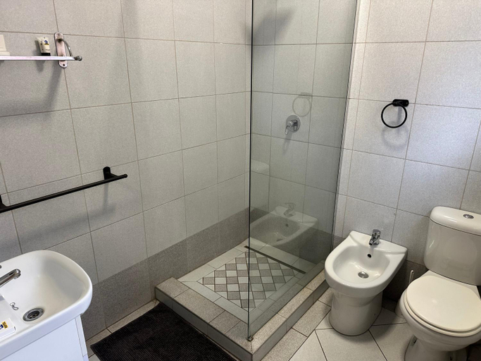Bathroom 4, N1 Hotel Rotten Row Harare, Harare