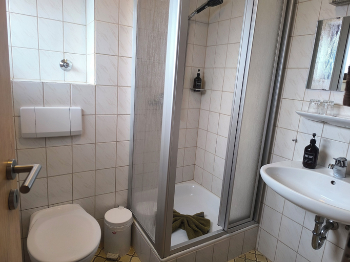 Bathroom 5, Zum Schwarzen Roß Landgasthof, Fulda