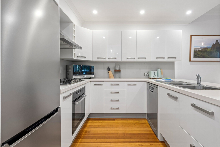 Private kitchen, Perfect 2-bed Inner-city Home With Pool & BBQ Area, Melbourne