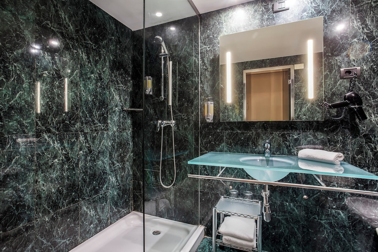 Bathroom 2, B&B HOTEL Granada Estacion, Granada