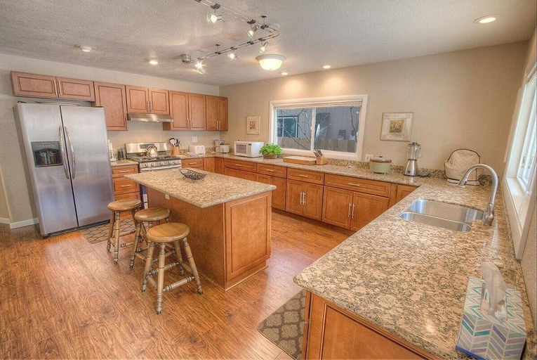Private kitchen 4, Corner Pocket Chalet 5 Bedroom Home by RedAwning, El Dorado