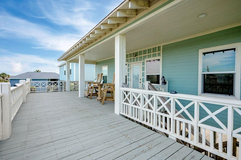 Terrace/patio 4, The Beach House 3 Bedroom Home by RedAwning, Galveston