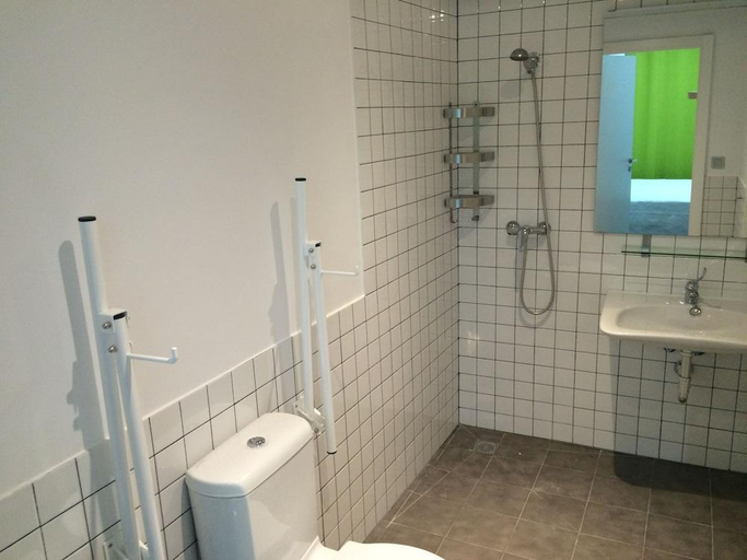 Bathroom 4, Chameleon Hostel Alicante, Alicante