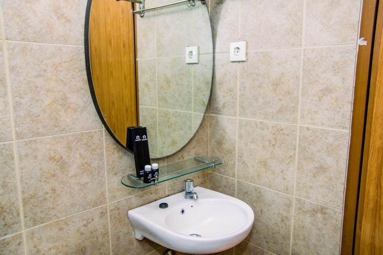 Bathroom 4, Homey And Serene 2Br At Great Western Resort Apartment, Tangerang