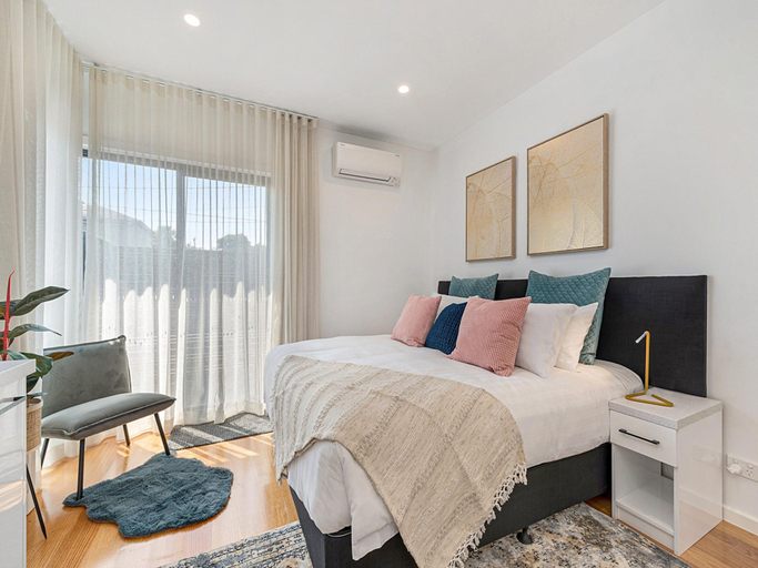 5, Gorgeous 3-Bed House with Spacious Shared Backyard, Melbourne