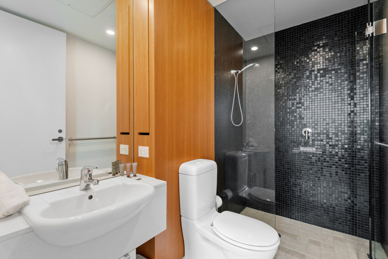 Bathroom 4, 2-bed, 500m From The Beach With Pool, Gym & Sauna, Melbourne