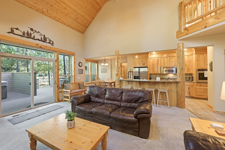 Living area 5, Poplar 16 5 Bedroom Home, Deschutes