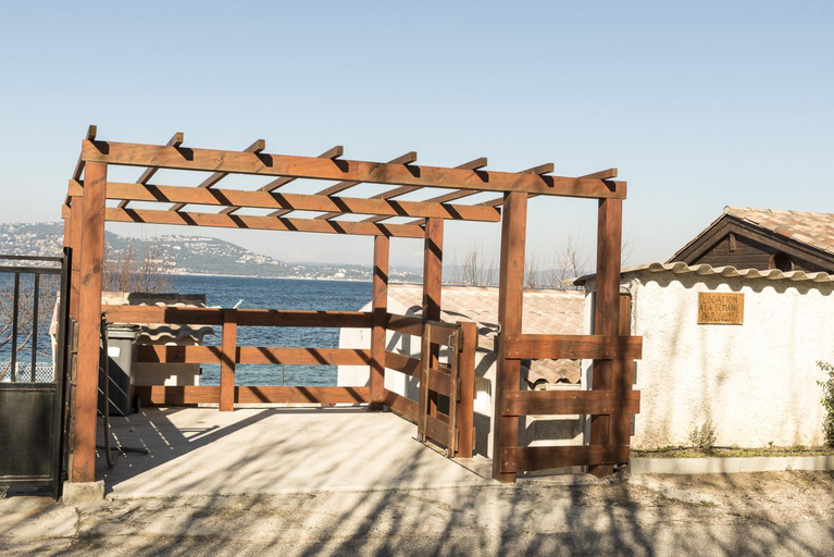 Others 3, Le Cigalou, authentique cabanon de pêcheur en bord de mer avec sa terrasse spacieuse et aménagée, Var