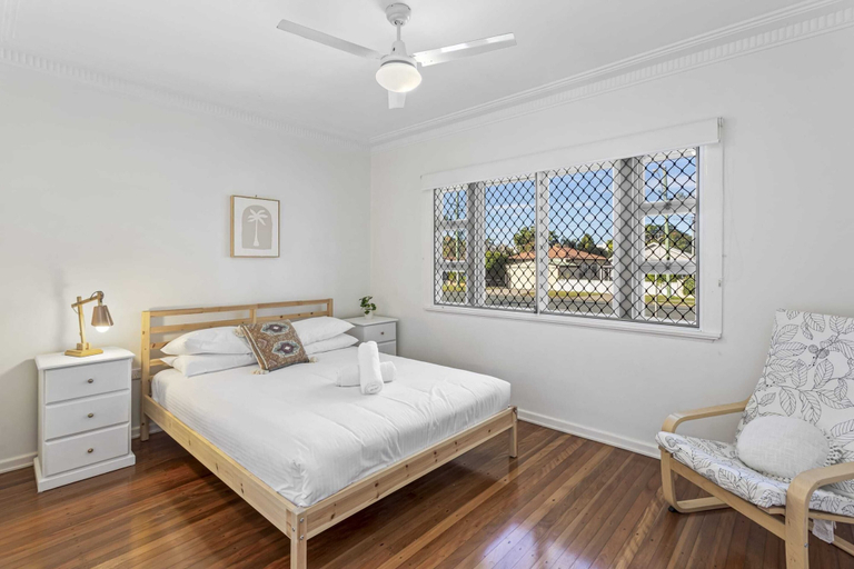 Room 2, Beachside 3-bed Family Home With Parking & Veranda, Redcliffe-Scarborough