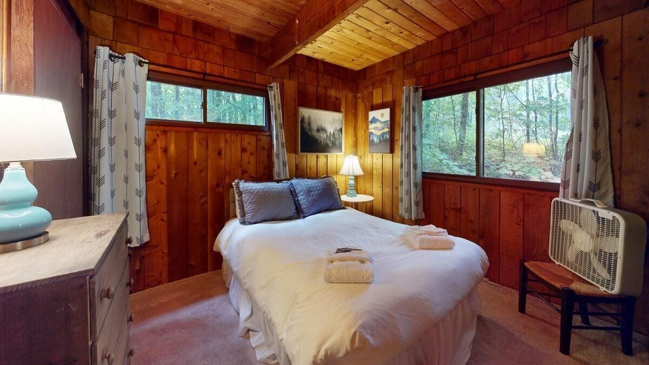 Room 2, Treehouse Home in Ludlow, Windsor