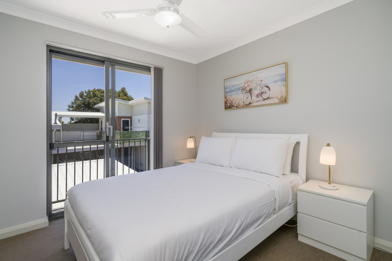 Room 3, Sunny 2-bed in Quiet Location With Balcony, Perth