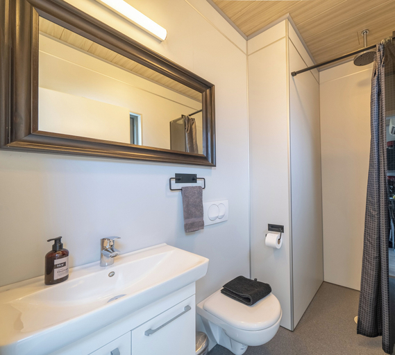 Bathroom 4, Dis Cottages, Eyrarsveit