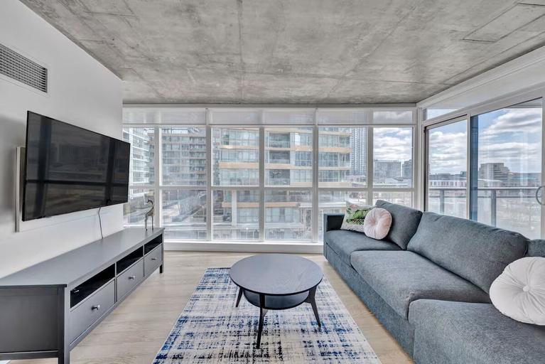 Room 5, HostlyStays Luxury Suites, Toronto